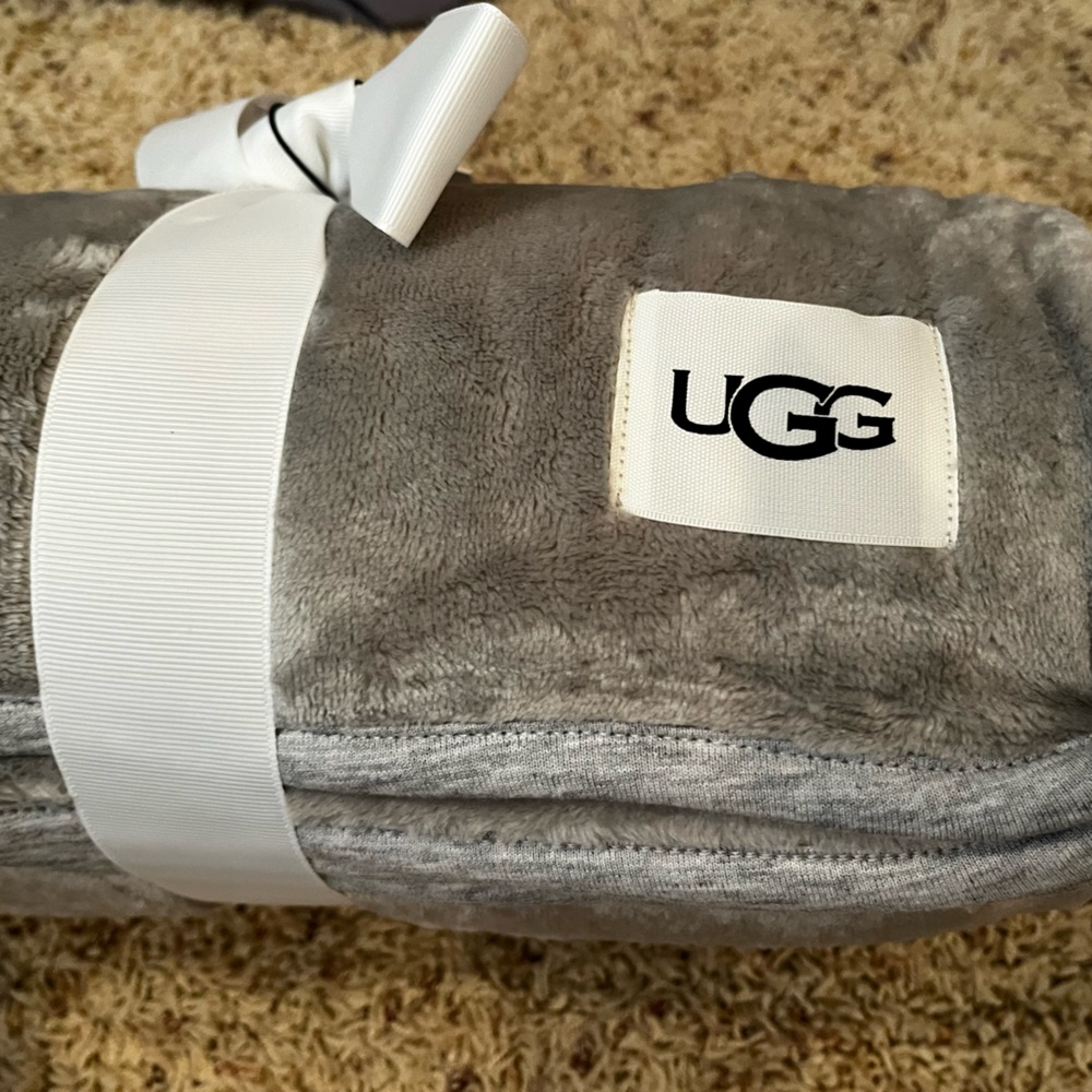 UGG Plush throw blanket NWT